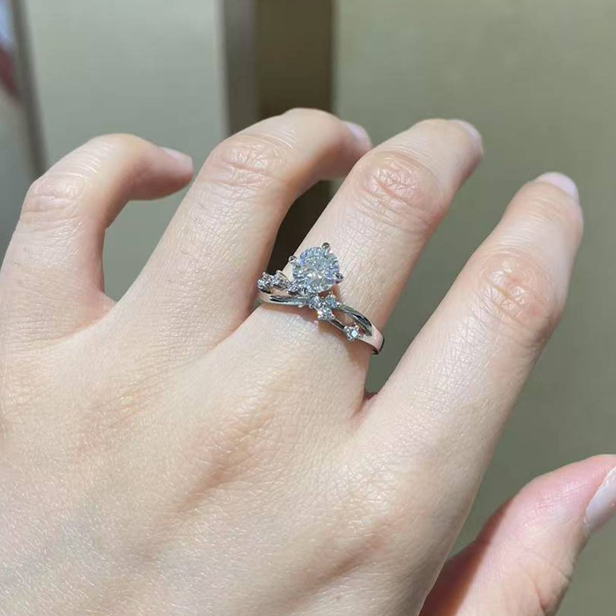 单头女戒S925银镀白金定制选款主石莫桑钻1.0ct/副石高碳钻